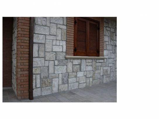 Rivestimento in bozze di travertino anticato